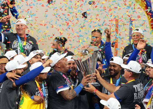 18일 (한국시간) 미국 플로리다주 마이애미 론디포파크에서 열린 2026 월드베이스볼클래식(WBC) 결승에서 미국을 3-2로 이긴 베네수엘라 선수들이 우승컵을 들고 환호하고 있다. AP 연합뉴스