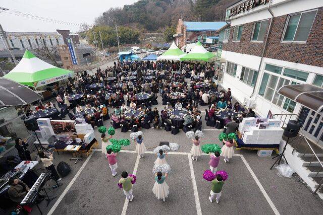 지난 15일 전북 부안군 부안중앙교회 앞마당에서 열린 ‘주민 초청 마을잔치’에서 성도와 주민들이 전북극동방송 어린이합창단 공연을 관람하고 있다.   극동방송 제공