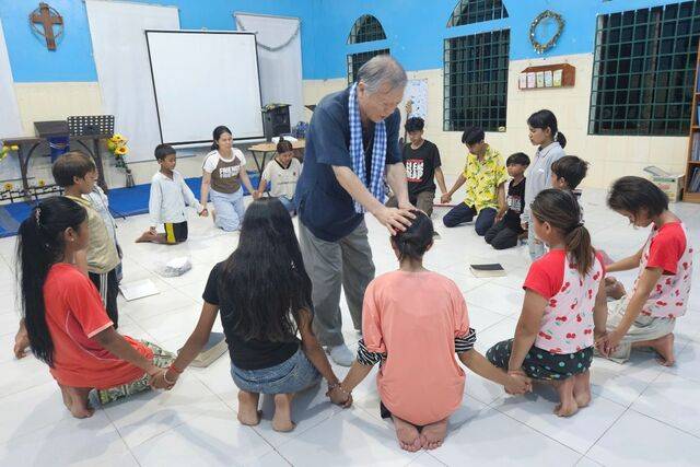 우세근 선교사가 캄보디아 프놈펜 프놈덜방주교회 선교센터에서 안수 기도를 하고 있다. 국제사랑재단 제공