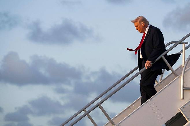 도널드 트럼프 미국 대통령이 지난 7일(현지시간) 플로리다주 마이애미 국제공항에 도착하고 있다. AFP연합