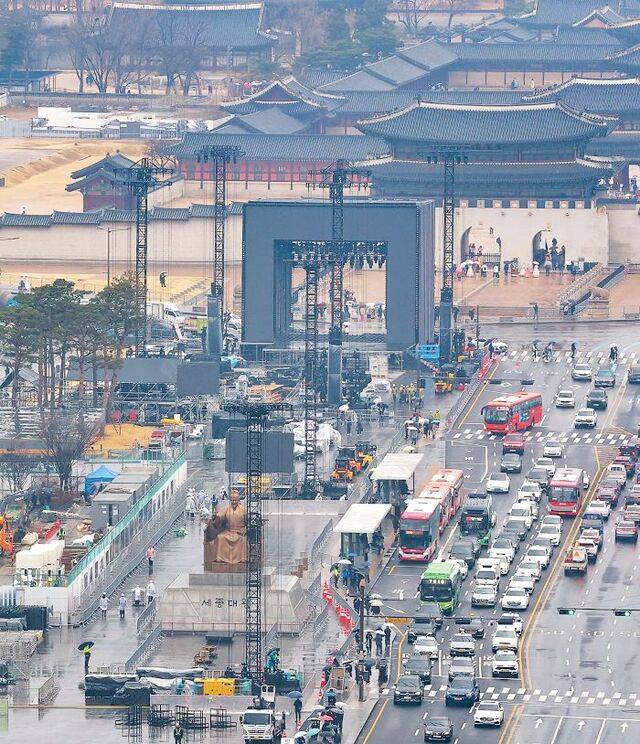 방탄소년단(BTS)의 복귀 공연 ‘아리랑’을 사흘 앞둔 18일 서울 광화문광장에서 공연 준비 작업이 이뤄지고 있다. 연합뉴스