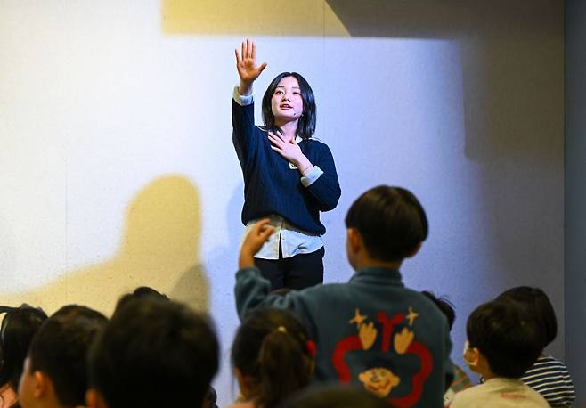 나라위 카셈차이차로엔가 지난 15일 서울 서초구 드림센터에서 드림키즈 예배 때 아이들에게 율동을 가르치는 모습. 신석현 포토그래퍼