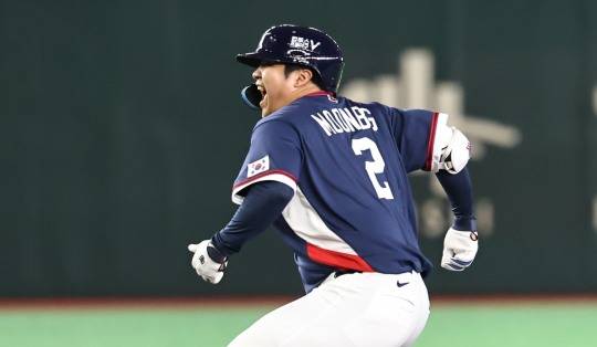 2타점 적시타 친 문보경 '승리하자!". 사진[연합뉴스]