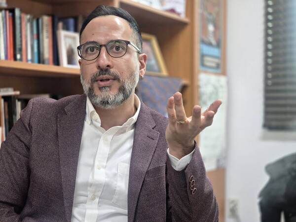 ▲시아바시 사파리 서울대 아시아언어문명학부 교수가 지난 13일 서울 관악구 서울대 교수연구실에서 미디어오늘과 인터뷰하고 있다. 사진=김예리 기자