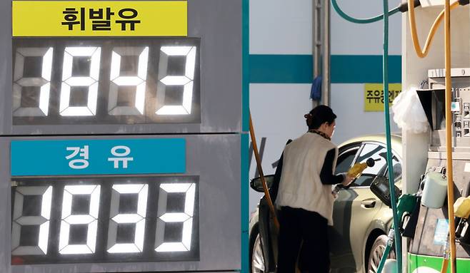 지난 17일 서울 시내의 한 주유소의 모습. [뉴스1]