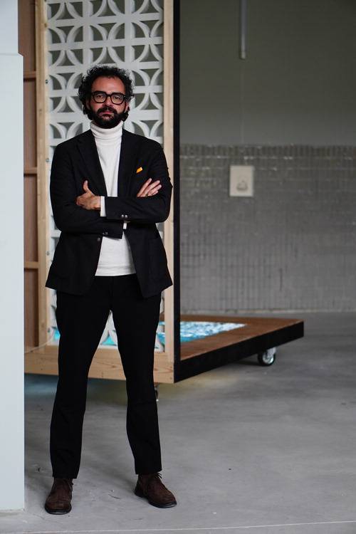 부쿠레슈티 예차 갤러리 앞에서 포즈를 취하고 있는 안드레이 예차 대표.  안드레이 예차