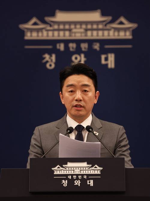 전략경제협력 대통령 특사 자격으로 아랍에미리트(UAE)를 방문한 강훈식 대통령 비서실장이 18일 청와대 춘추관에서 방문 결과를 발표하고 있다. 김호영 기자