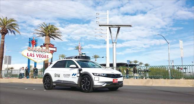 현대자동차그룹 북미 자율주행 자회사 모셔널의 로보택시가 미국 라스베이거스 시내를 주행하는 모습. 모셔널은 현재 레벨4 수준 무인 자율주행 기술을 개발 중이다. (현대차 제공)