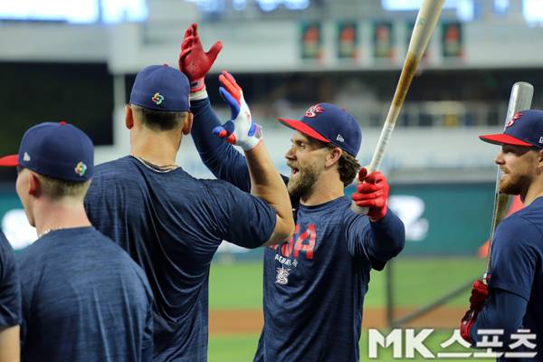 미국 대표팀의 브라이스 하퍼가 타격 연습 도중 애런 저지와 이야기를 나누고 있다. 사진(美 마이애미)= 김재호 특파원
