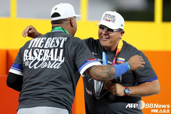 오마 로페즈 감독이 살바도르 페레즈와 기쁨을 나누고 있다. 사진(美 마이애미)=ⓒAFPBBNews = News1