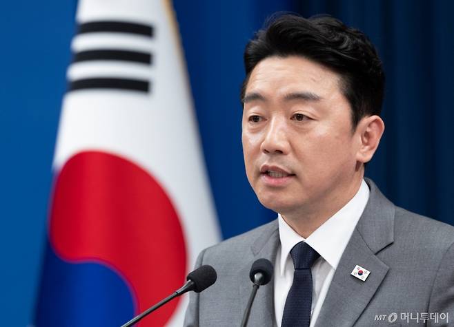 (서울=뉴스1) 이재명 기자 = 강훈식 비서실장이 18일 춘추관에서 전략경제협력 대통령 특사 UAE 방문 결과 브리핑을 하고 있다. 2026.3.18/뉴스1  Copyright (C) 뉴스1. All rights reserved. 무단 전재 및 재배포,  AI학습 이용 금지. /사진=(서울=뉴스1) 이재명 기자