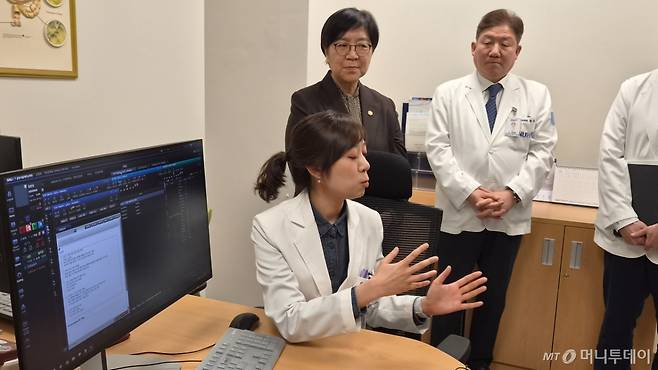 김정은 분당서울대병원 가정의학과 교수가 지난 17일 병원 진료실에서 의무기록에 AI를 활용하는 모습을 보여준 뒤 적용 후기를 설명하고 있다./사진= 박미주 기자
