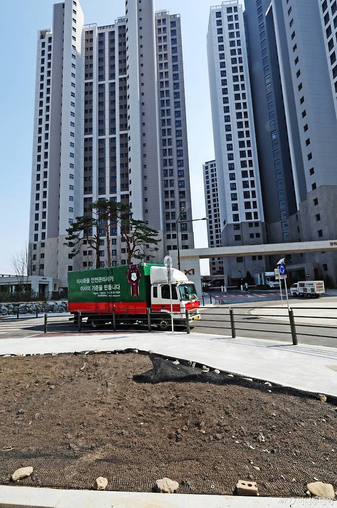 31일 오후 서울 성북구 장위 자이 아파트 앞 인도가 공사 중인 가운데 이삿짐 차량이 출입구 앞에 세워져 있다.   성북구는 이날 장위 자이 레디언트에 대한 임시 사용승인을 내렸다.   단지 주변 기반 시설 공사가 마무리되지 않아 입주 여부가 불투명했으나, 조합 측이 마련한 안전 대책을 성북구가 받아들여 입주를 허용했다. 2025.3.31/뉴스1  Copyright (C) 뉴스1. All rights reserved. 무단 전재 및 재배포,  AI학습 이용 금지. /사진=(서울=뉴스1) 장수영 기자