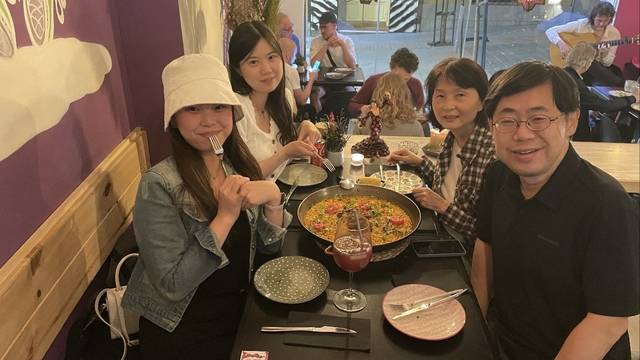 지난 2023년 남편(맨 오른쪽)과 필자(오른쪽 두 번째), 그리고 두 딸이 스페인 여행을 함께했을 때의 모습. 이듬해 세상을 떠난 남편의 미소가 애틋하게 그립다.