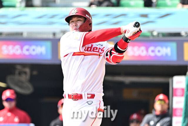 17일 인천 SSG랜더스필드에서 열린 '2026 신한 SOL BANK KBO리그' SSG 랜더스와 삼성 라이온즈 시범경기. SSG 최정이 2회말 2사 만루에 2타점 적시타를 치고 있다./인천 = 한혁승 기자