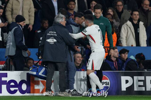 페드루 네투가 볼보이에게 사과하고 있다./게티이미지코리아