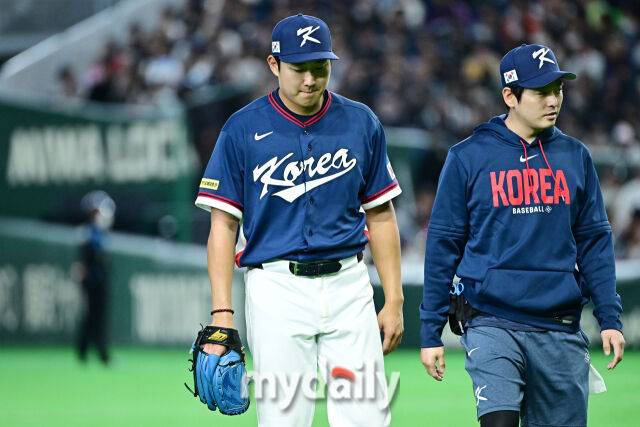 9일 일본 도쿄돔에서 열린 2026 월드 베이스볼 클래식(WBC) 조별리그 한국-호주 경기. 선발 손주영이 2회말 시작과 동시에 마운드에 방문한 류지현 감독과 아야기를 나눈 뒤 교체되고 있다./도쿄(일본)=한혁승 기자 hanffoto@mydaily.co.kr