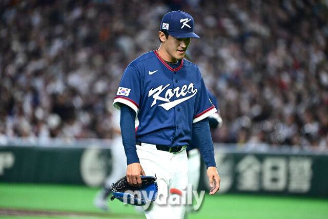 7일 일본 도쿄돔에서 열린 2026 월드 베이스볼 클래식(WBC) 조별리그 한국-일본 경기. 선발 고영표가 1회 일본 스즈키에게 투런포를 내주고 수비를 마친 뒤 더그아웃으로 향하고 있다./마이데일리