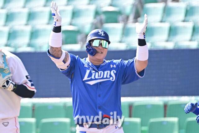 17일 인천 SSG랜더스필드에서 열린 '2026 신한 SOL BANK KBO리그' SSG 랜더스와 삼성 라이온즈 시범경기. 삼성 최형우가 4회초 무사 1루에 안타를 친 후 기뻐하고 있다./마이데일리