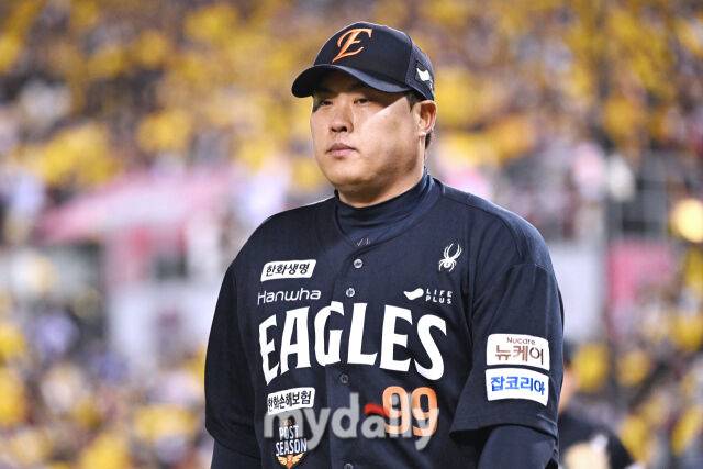 27일 서울 잠실야구장에서 열린 2025 신한 SOL 뱅크 KBO 한국시리즈 2차전' 한화 이글스와 LG 트윈스 경기. 한화 선발 류현진이 3회말 수비를 마치고 더그아웃으로 들어서고 있다./마이데일리