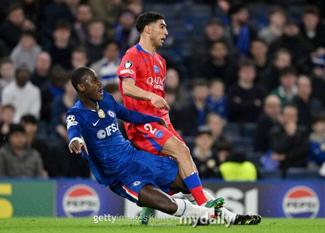 트레버 찰로바(왼쪽)가 아슈라프 하키미와 볼 경합 중 충돌해 부상당했다./게티이미지코리아