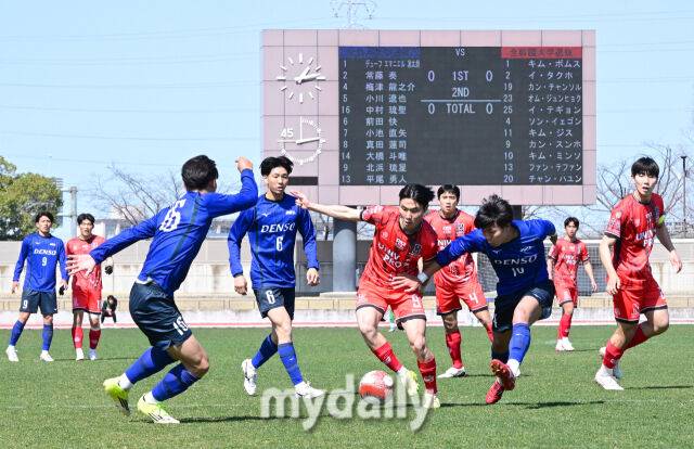 2026년 3월 15일 오후 일본 나고야 웨이브 스타디움 가리야에서 '2026 덴소컵 한일 대학 축구 정기전'이 열렸다.한국 대학 선발팀 강승호가 공격하고 있다./웨이브 스타디움 가리야(일본 나고야)=유진형 기자