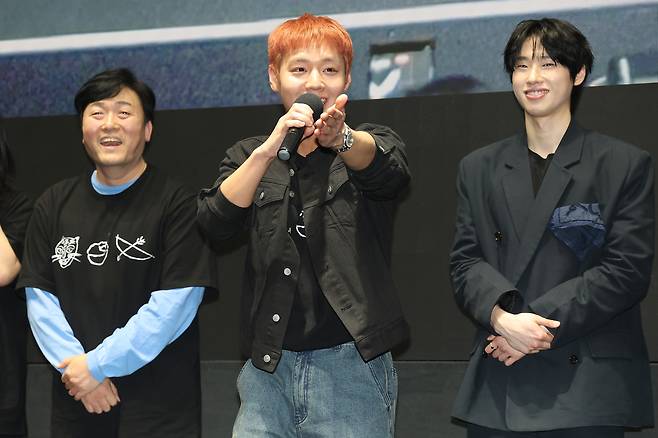 17일 서울 강남구 메가박스 코엑스에서 열린 영화 ‘왕과 사는 남자’ 흥행 감사 무대인사에서 배우들이 감사의 인사를 전하고 있다. [연합]