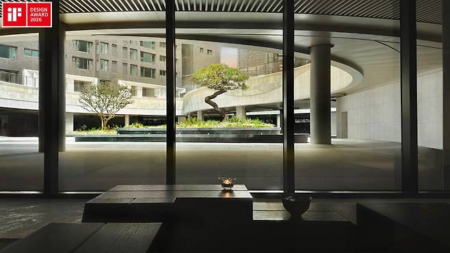 라체르보 써밋의 선큰과 어메니티 공간. 올해 세계 3대 디자인 어워드 중 하나인 독일 이프(iF) 디자인 어워드에서 본상을 수상했다. [대우건설 제공]