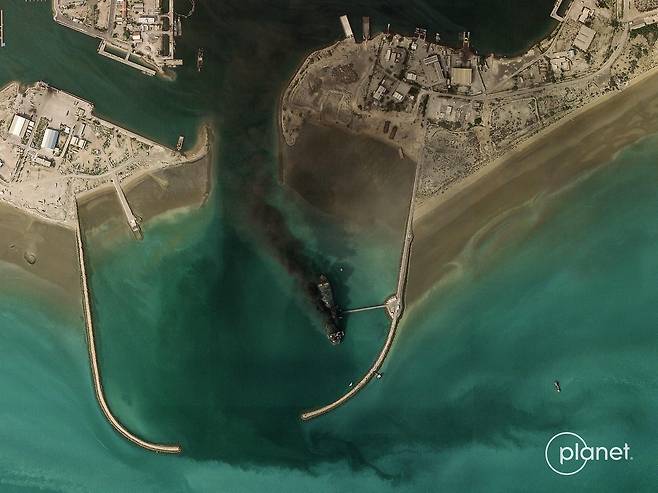 지난 2일(현지시간) 미국의 우주기술 기업 플래닛 랩스 PBC가 촬영한 위성 사진에 호르무즈 해협에 있는 반다르 압바스 항구에서 폭발 사고가 발생, 해협내에 있던 선박에서 연기가 피어오르는 모습이 포착됐다. 지난달 28일  미국과 이스라엘의 공습 이후 이란은 호르무즈 해협을 지나는 선박들을 모두 불태우겠다고 공언했다.[AFP]