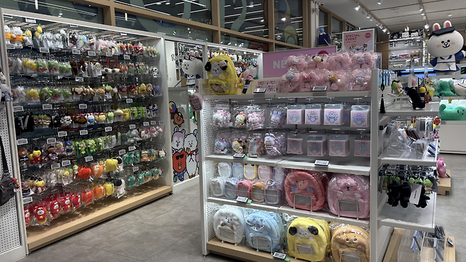 라인 스토어 전면에 BTS 굿즈가 배치됐다. 박연수 기자