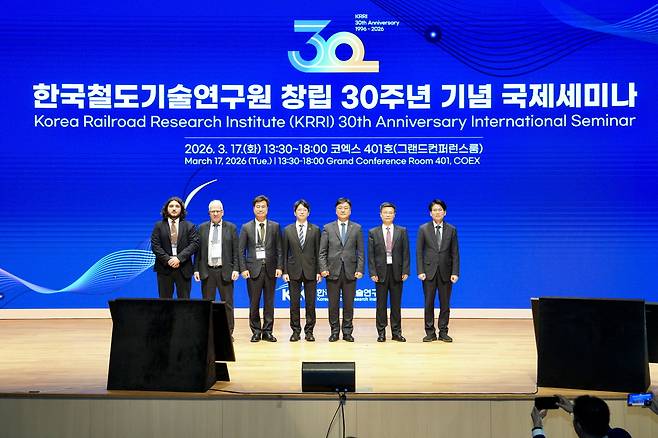 한국철도기술연구원 창립 30주년 기념 국제세미나 주요 참석자들이 기념촬영을 하고 있다.[한국철도기술연구원 제공]