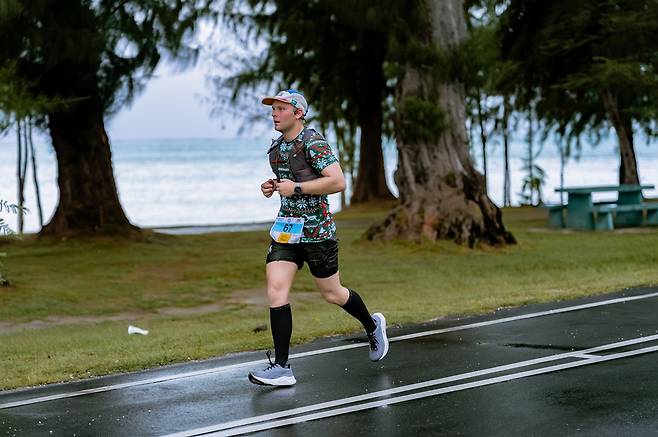 비치로드를 달리는 사이판 여행객 러너