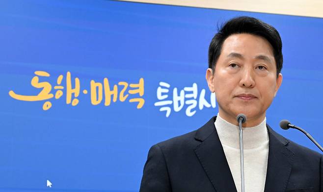 오세훈 서울시장이 6·3지방선거 국민의힘 서울시장 후보자 추가 공천 접수 마감일인 17일 오후 서울시청 브리핑룸에서 공천 신청과 관련한 입장을 밝히고 있다.오 시장은 “서울시민에 대한 책임감과 선당후사의 정신으로 국민의힘 서울시장 후보 등록을 한다”고 밝혔다.  [사진=이상섭 기자/babtong@]