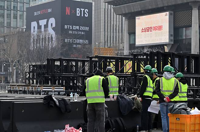 그룹 방탄소년단(BTS)의 컴백 공연을 닷새 앞둔 16일 오후 서울 종로구 광화문광장에 공연무대가 설치되고 있다. 임세준 기자