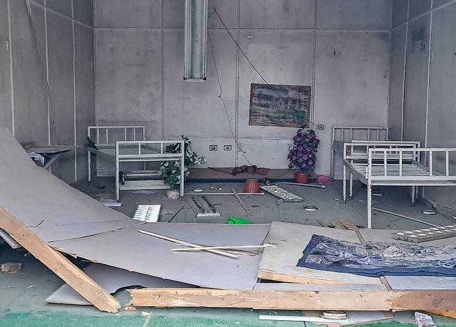 18일 아프가니스탄 카불에서 마약 중독자 재활병원 ‘오미드 병원’이 파키스탄의 폭격을 당했다. [로이터]