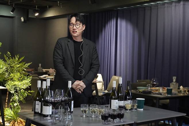 조현철 소믈리에가 17일 시음회를 진행하면서 호주 뉴사우스웨일즈주 와인의 강점을 설명하고 있다.
