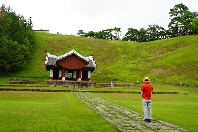 보통왕릉은 일직선 배열인데, 장릉은 정자각 가는 길과 능으로 가는 길이 수직이다.