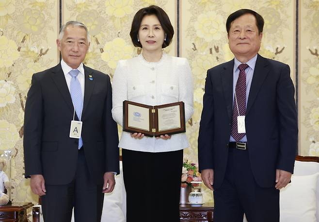 김혜경 여사가 18일 청와대에서 국제백신연구소(IVI) 한국후원회 명예회장 추대패를 받은 뒤 기념촬영을 하고 있다.  제롬 김(왼쪽부터) IVI 사무총장, 김혜경 여사, 박상철 IVI 한국후원회 회장. [연합]