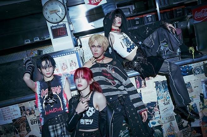 젠더리스를 내세운 보이그룹 엑스러브(XLOV)가 최근 마무리된 유럽 투어에서 3개국 전석 매진을 일으켰다/사진=알비더블유(RBW) 제공