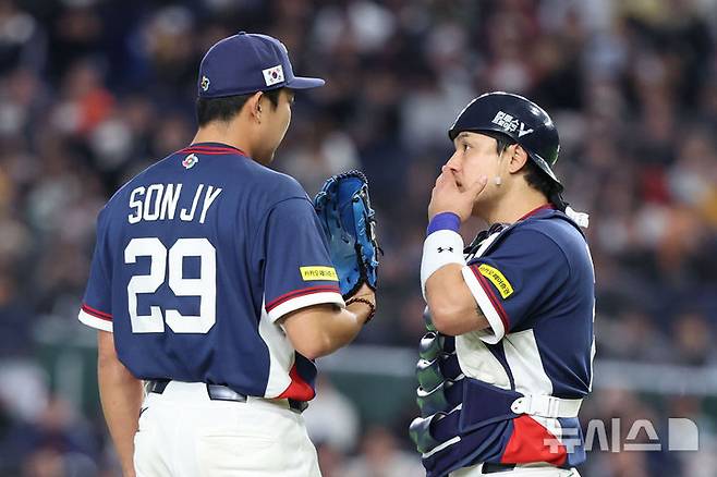 [도쿄=뉴시스] 권창회 기자 = 9일 일본 도쿄돔에서 열린 2026 WBC 조별리그 C조 4차전 한국과 호주의 경기, 1회말 1사 주자 1,2루 한국 포수 박동원이 마운드를 방문해 선발 손주영과 대화를 나누고 있다. 2026.03.09. kch0523@newsis.com
