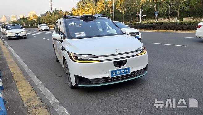 [충칭=뉴시스] 박정규 특파원 = 지난달 28일 중국 쓰촨성 충칭 융촨구에서 운행 중인 바이두즈싱(百度智行)정보기술의 자율주행 무인택시 ‘뤄보콰이파오(영문명 아폴로고)'. 2025.12.06 pjk76@newsis.com <기사와 직접적인 관련은 없음>