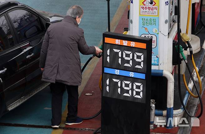 [서울=뉴시스] 이영환 기자 = 정부가 석유제품의 가격 상한을 정하는 최고가격제를 시행한 후 국내 기름값이 하향 안정세를 보이고 있는 15일 오전 서울 서초구 만남의광장 주유소에서 시민들이 주유를 하고 있다.  2026.03.15. 20hwan@newsis.com