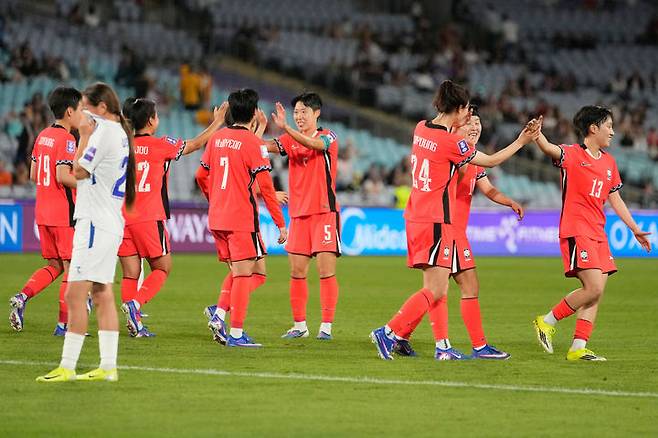 [시드니=AP/뉴시스] 대한민국 여자축구 대표팀 선수들이 14일(현지 시간) 호주 시드니의 스타디움 오스트레일리아에서 열린 2026 아시아축구연맹 여자 아시안컵 8강전에서 우즈베키스탄을 물리친 후 자축하고 있다. 한국이 6-0으로 완승하고 4강에 오르며 내년 브라질에서 열리는 국제축구연맹(FIFA) 여자 월드컵 진출권도 함께 따냈다. 2026.03.14.