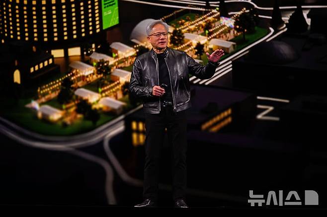 [새너제이=AP/뉴시스] 17일(현지 시간) CNBC에 따르면 황 CEO는 미국 캘리포니아주 새너제이에서 열린 엔비디아의 연례 개발자 콘퍼런스 GTC에서 "오픈클로는 인류 역사상 가장 크고 인기 있으며, 가장 성공적인 오픈소스 프로젝트가 되고 있다"며 "분명히 '다음 챗GPT'가 될 것"이라고 말했다. 사진은 젠슨 황 엔비디아 최고경영자(CEO)가 'GTC 2026'에서 기조연설하고 있는 모습. 2026.03.18.