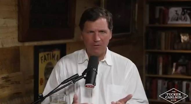 [서울=뉴시스] 폭스 뉴스 전 진행자로 대표적인 보수 논객 터커 칼슨이 15일 자신의 X(옛 트위터)에 올린 동영상에서 CIA가 자신에 대한 조사를 하고 있다고 밝히고 있다.2026.03.18. *재판매 및 DB 금지