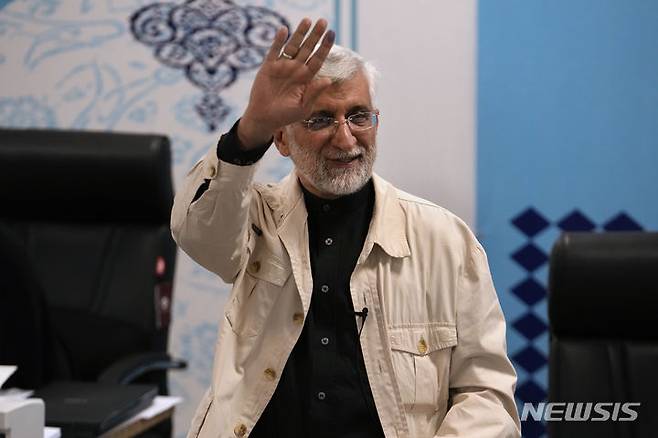 [테헤란=AP/뉴시스] 이란 핵심 실권자 알리 라리자니 최고국가안보회의 사무총장이 이스라엘 공습으로 사망한 가운데, 후임 안보 수장으로 강경파 인사인 사이드 잘릴리 전 사무총장이 유력하다는 보도가 나왔다. 사진은 잘릴리 전 사무총장이 2024년 5월31일 테헤란 내무부에서 대통령 보궐선거 후보 등록을 마친 뒤 인사하는 모습. 2026.03.18.