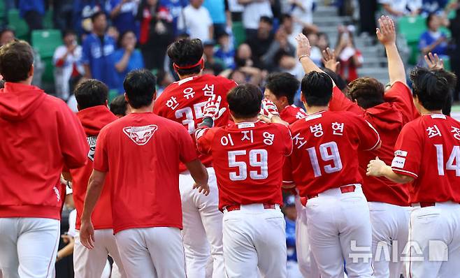 [서울=뉴시스] 박주성 기자 = 11일 인천 미추홀구 SSG랜더스필드에서 열린 2025 KBO 포스트시즌 준플레이오프 2차전 삼성 라이온즈와 SSG 랜더스의 경기, 9회말 원아웃 SSG 김성욱이 굿바이 홈런을 치고 팀 동됴를과 기쁨을 나누고 있다. 2025.10.11. park7691@newsis.com