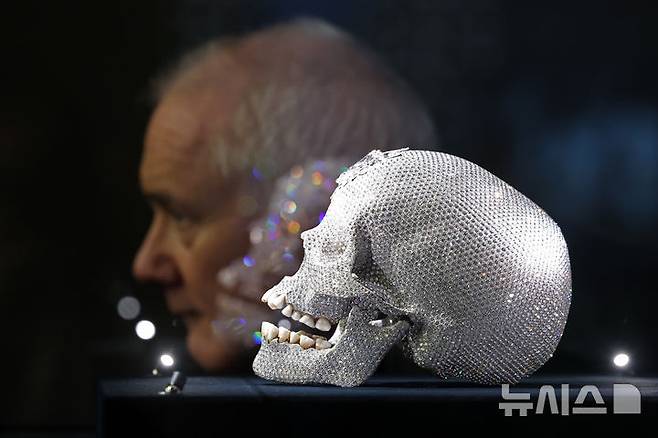 [서울=뉴시스] 박진희 기자 = 영국 시각미술가 데이미언 허스트(Damien Hirst)가 18일 서울 종로구 국립현대미술관에서 아시아 최초 대규모 개인전 ‘진실은 없어 그러나 모든 것은 가능하지’ 기자간담회 깆고 8,601개의 다이아몬드가 백금 두개골을 장식한 작품 '신의 사랑을 위하여' 작품 앞에서 포즈를 취하고 있다. 2026.03.18. pak7130@newsis.com