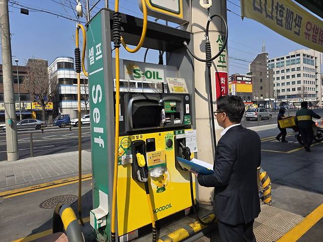 [서울=뉴시스] 도봉구 지역 내 한 주유소에서 최고가격제 위반 여부 등을 점검하고 있다. 2026.03.18. (사진=도봉구 제공) *재판매 및 DB 금지