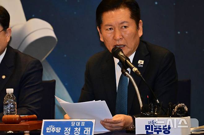 [진주=뉴시스] 차용현 기자 = 정청래 더불어민주당 대표가  18일 오후 경남 진주시 MBC 컨벤션 진주에서 열린 민생현장 최고위원회에서 발언하고 있다. 2026.03.18. con@newsis.com